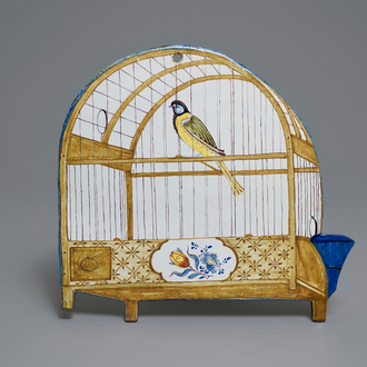 Een polychrome Delftse trompe l'oeil plaquette met een vogelkooi, 18e eeuw